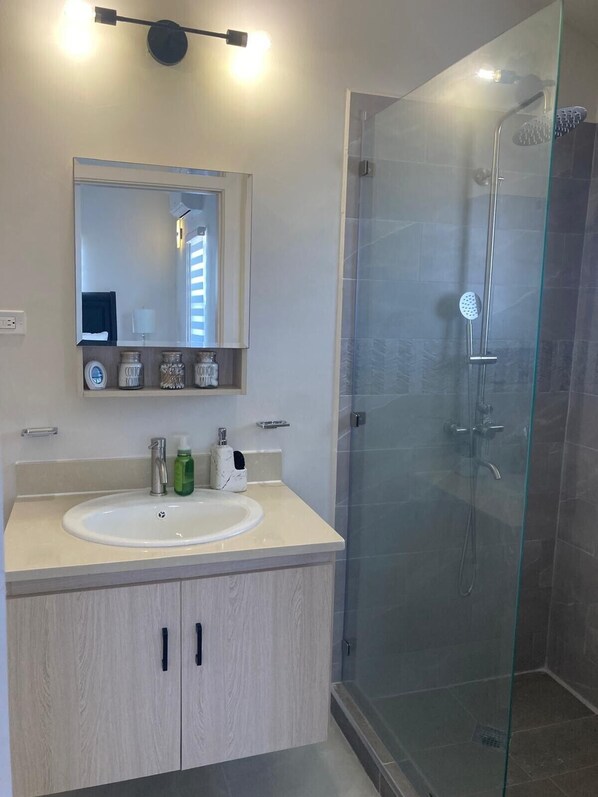 Haartrockner, Handtücher, Seife, Shampoo