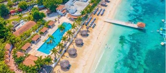 Charming 2-bedroom bungalow in delightful Discovery Bay with AC, WiFi, 