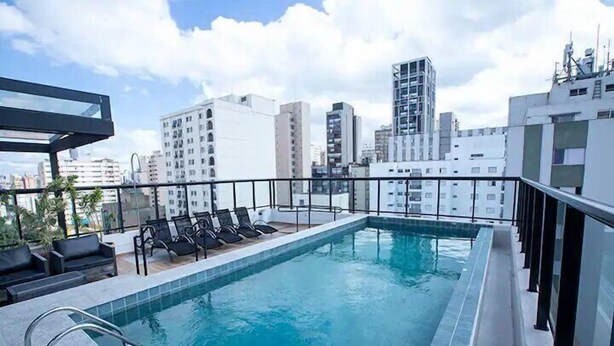 A rooftop pool with a city view, surrounded by modern buildings. - Studio 309 WBE São Paulo prx PUC Allianz (São Paulo)