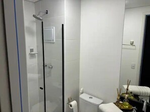 Ducha, artículos de higiene personal gratuitos, toallas y jabón