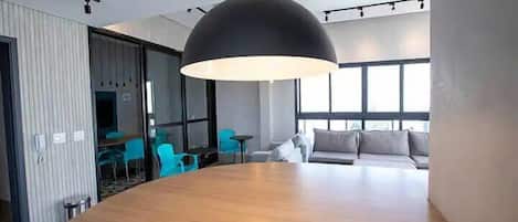 Estúdio básico, sacada, vista para a cidade | Área de estar | TV de tela plana