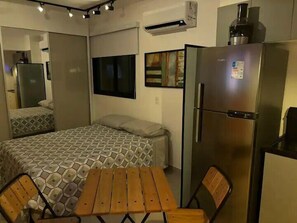 Estudio básico, balcón, vista a la ciudad | Wifi gratis 