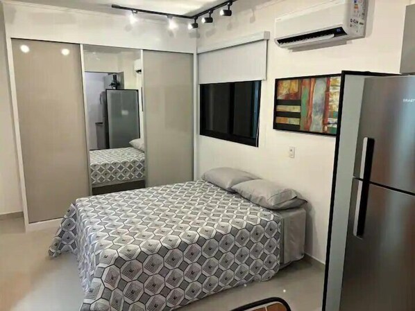 Estudio básico, balcón, vista a la ciudad | Wifi gratis 