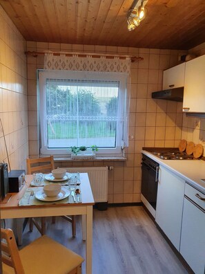 Fridge, oven, stovetop, coffee/tea maker - Beautiful vacation apartment for fitters - quiet and picturesque location (Hofgeismar)