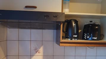 Kühlschrank, Ofen, Herdplatte, Wasserkocher mit Kaffee-/Teezubehör