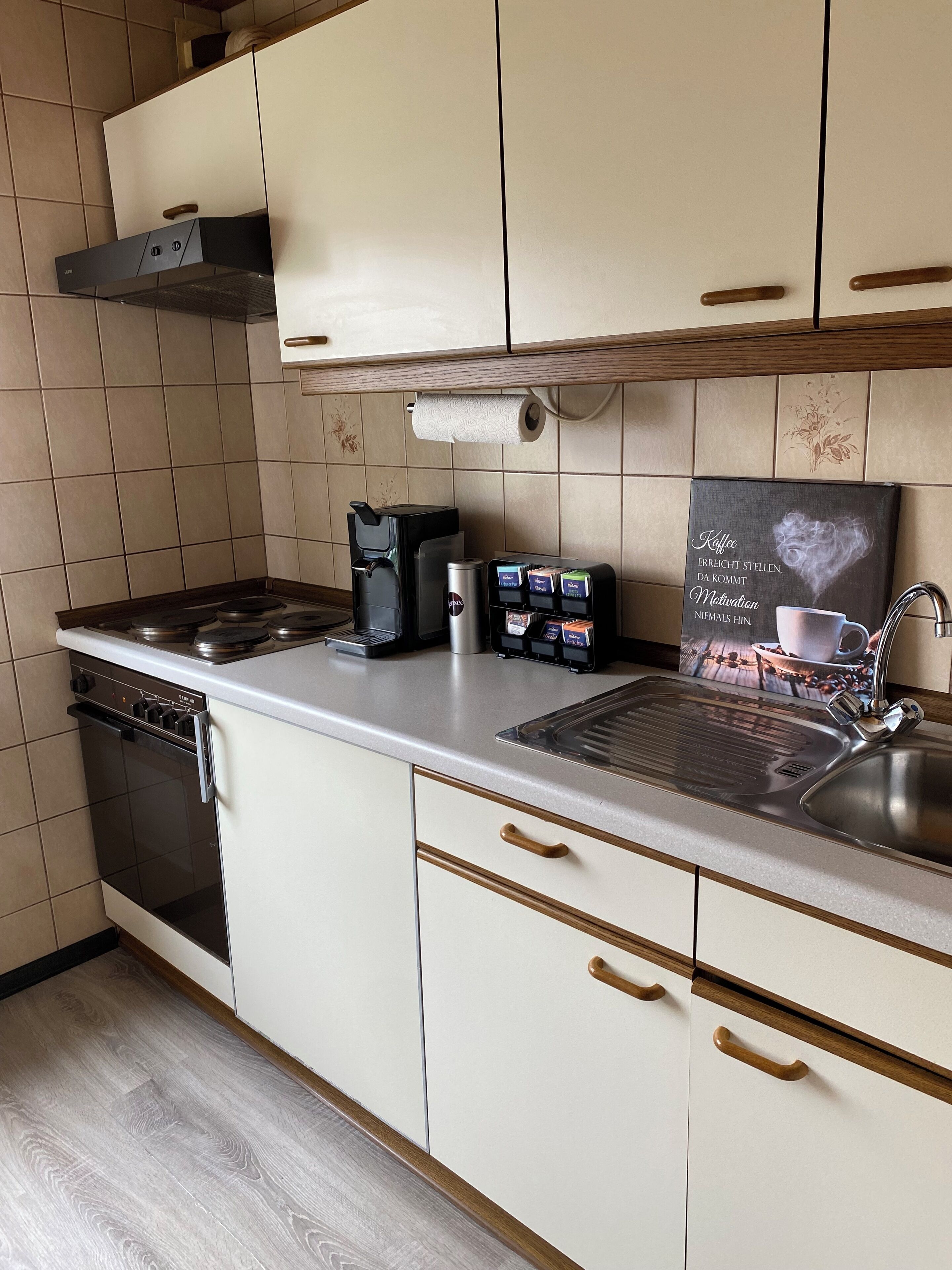 Kühlschrank, Ofen, Herdplatte, Wasserkocher mit Kaffee-/Teezubehör