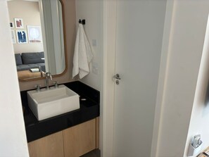 Haartrockner, Handtücher, Toilettenpapier