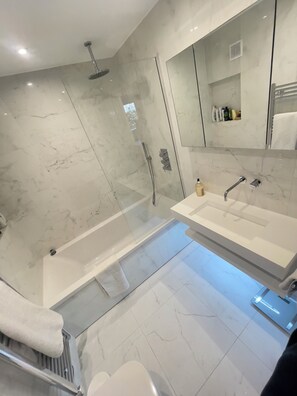 Douche, séchoir à cheveux, serviettes fournies, savon