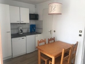 Private kitchen - 100m from ski slopes, 1st floor, balcony, tv, 25m², Val Thorens (Val Thorens)