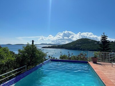 New rental, Newly Renovated 3br/2ba - open main room/beautiful view/large pool