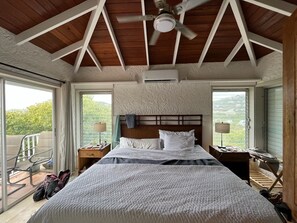 3 عدّة غرف نوم وخزنة داخل الغرفة ومكتب ومكواة/لوح كي