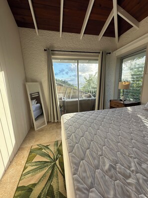 3 室のベッドルーム、セーフティボックス (室内)、デスク、アイロン / アイロン台