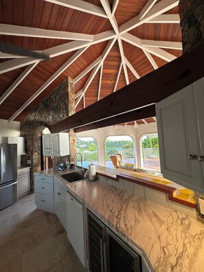 冷蔵庫、電子レンジ、オーブン、コンロ