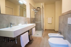 Habitación Confort, vista al jardín | Baño | Secadora de cabello, toallas, jabón, shampoo