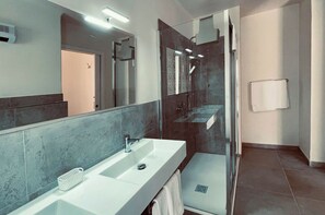 Comfort-Zimmer, Gartenblick | Badezimmer | Haartrockner, Handtücher, Seife, Shampoo