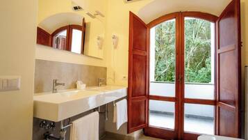 Comfort Double Room | Bathroom | Hair dryer, towels, soap, shampoo