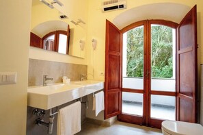 舒適雙人房 | 浴室 | 風筒、提供毛巾、番梘、洗頭水