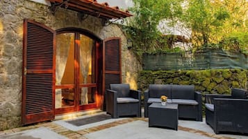 Quarto conforto, vista para o jardim | Terraço/pátio