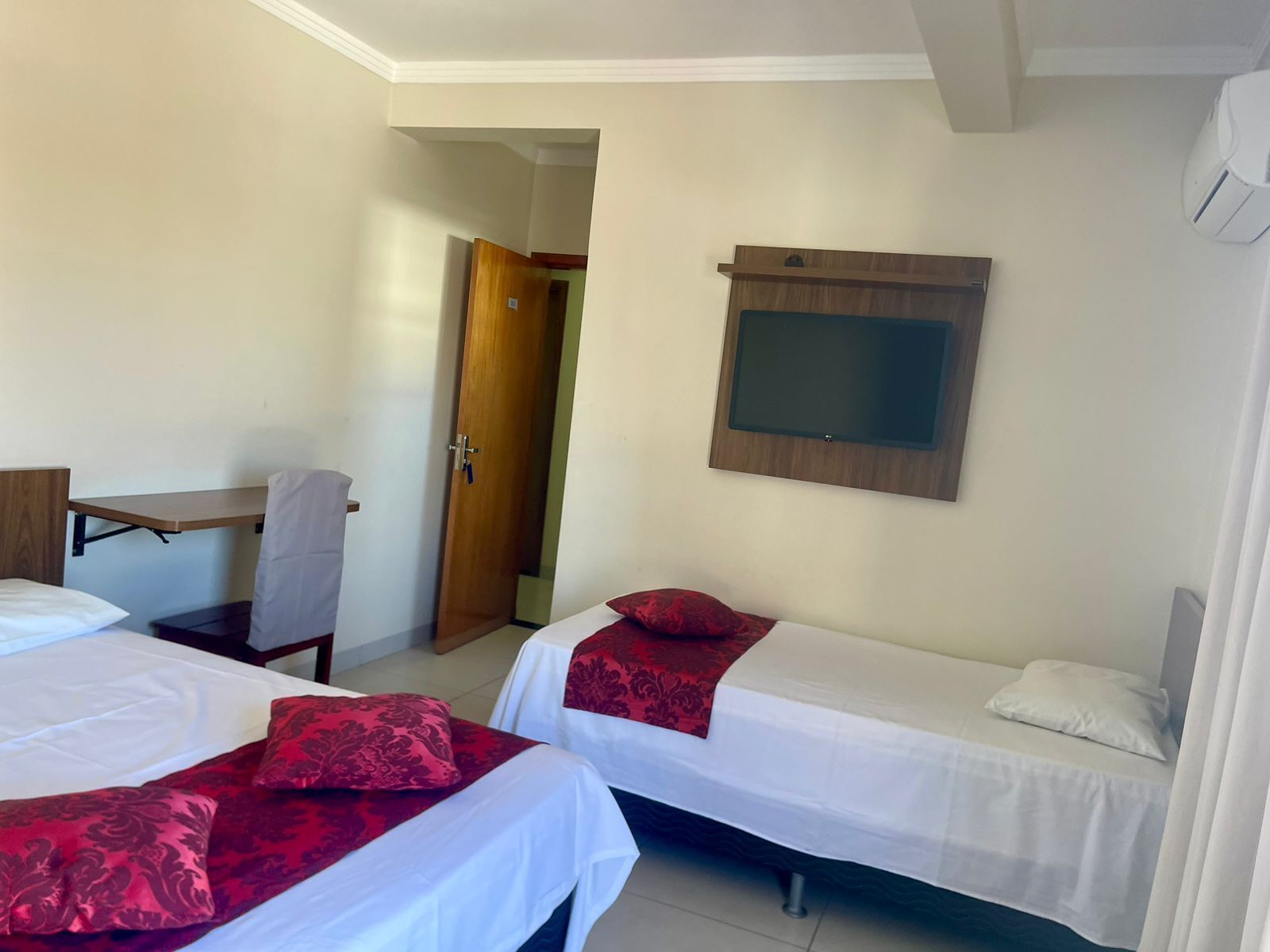 Työpöytä, kannettavalle tietokoneelle sopiva työtila, ilmainen Wi-Fi