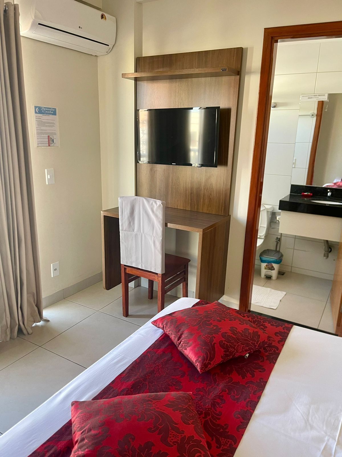 Työpöytä, kannettavalle tietokoneelle sopiva työtila, ilmainen Wi-Fi