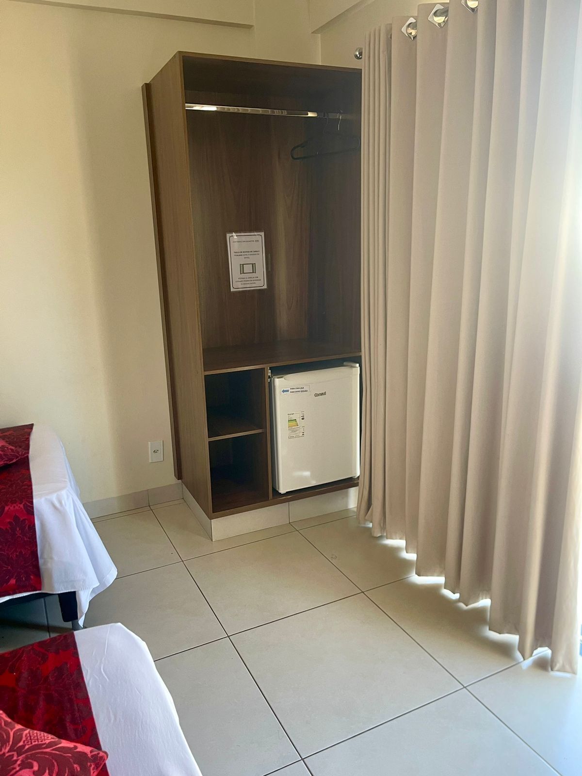 Työpöytä, kannettavalle tietokoneelle sopiva työtila, ilmainen Wi-Fi