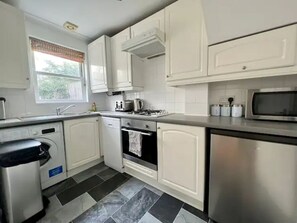 Kühlschrank, Mikrowelle, Ofen, Geschirrspüler