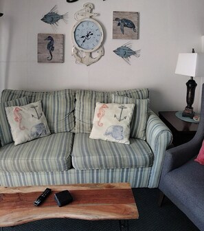 Living area - Pat's Beach Shack Seawall Pool Gulf View (Galveston)