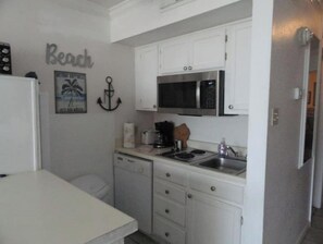 Private kitchen - Pat's Beach Shack Seawall Pool Gulf View (Galveston)