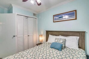 1 habitación, tabla de planchar con plancha, wifi y ropa de cama 