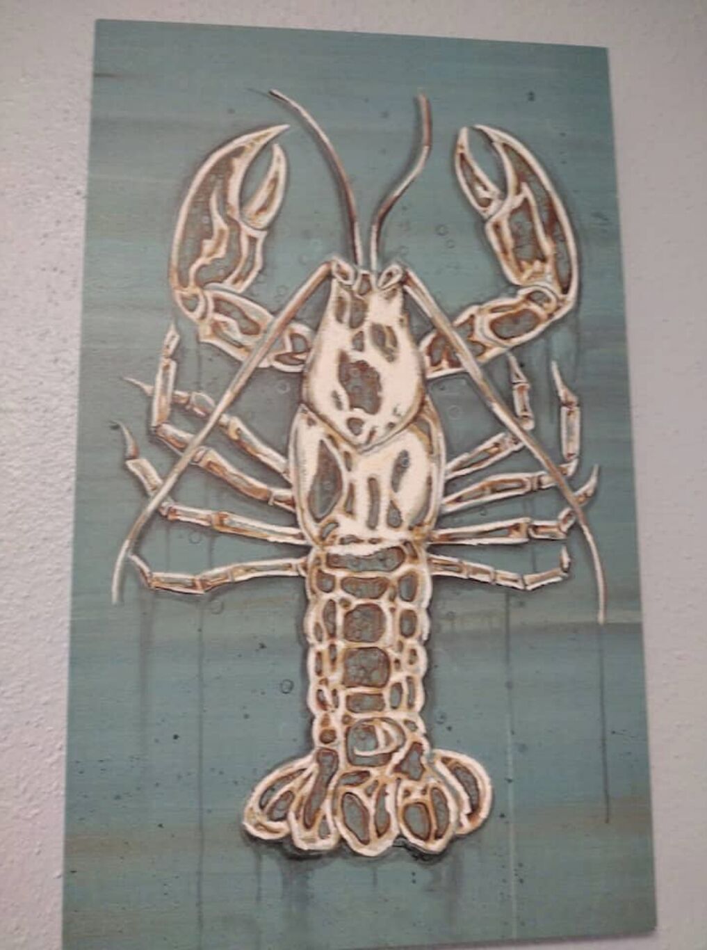 Ein Wandbild mit einem Hummer.