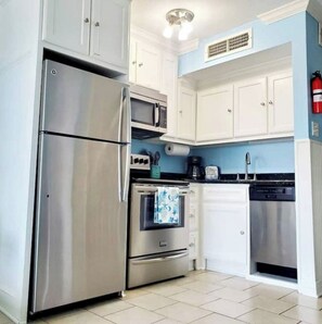 Refrigerador, microondas y horno