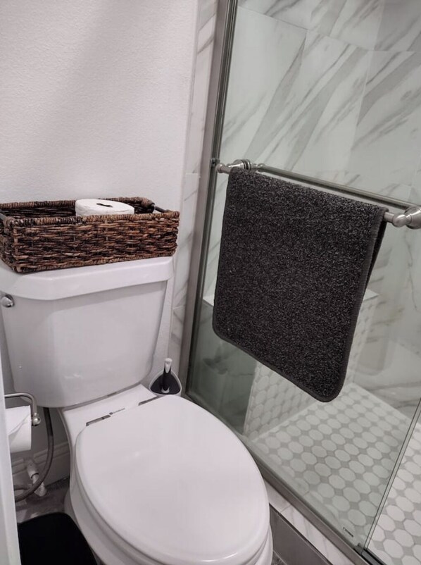 Ducha, toallas, jabón, papel higiénico