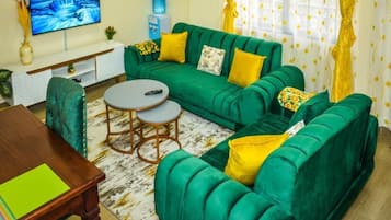 Apartament Comfort, balcó, vistes a la ciutat | Sala d'estar | Televisor intel·ligent de 24 polzades amb canals per satèl·lit