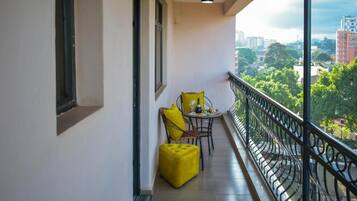 Apartemen Comfort, balkon, pemandangan kota | Balkon