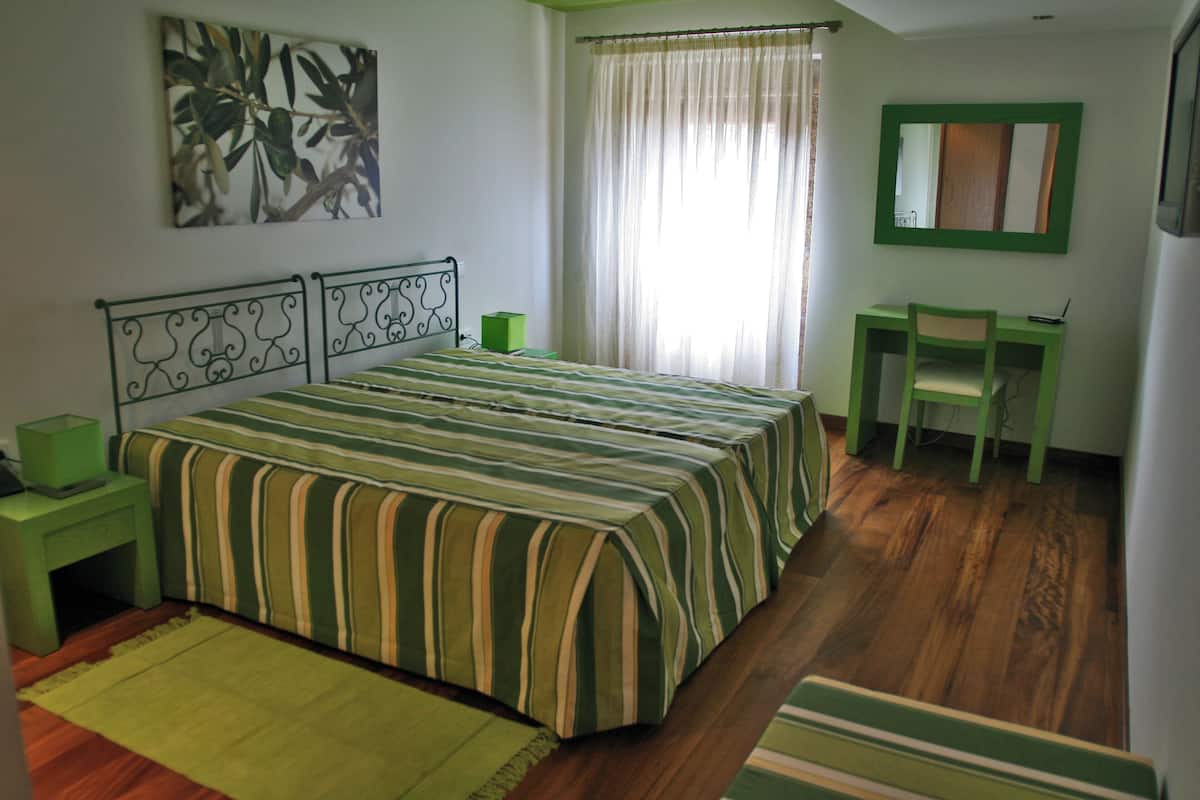 Habitación Confort con 2 camas individuales | Escritorio y espacio para trabajar con un portátil