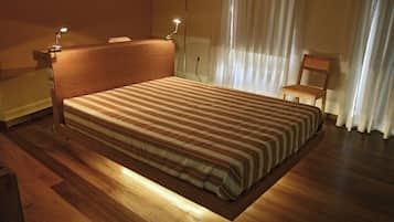 Habitación Confort doble | Escritorio y espacio para trabajar con un portátil