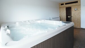 A modern bathroom with a freestanding bathtub, wooden paneling, and a tiled floor. - Casa dos Poços (Figueira de Castelo Rodrigo)