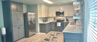 3-bdrm house close to Catfish Bay, Westbay Casino & walking distance to the lake