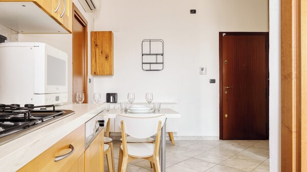 Apartment (1 Bedroom) | Private kitchen | Microwave, oven, highchair