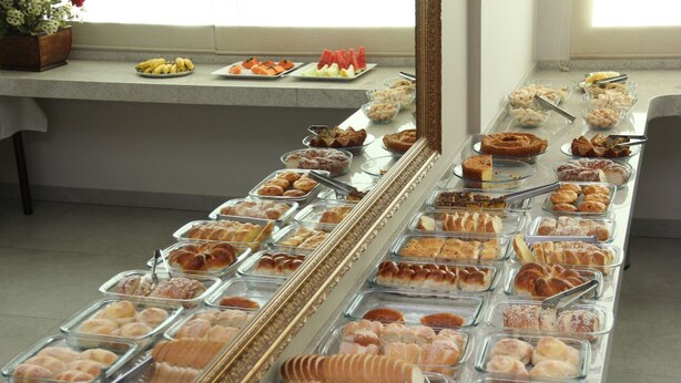 A buffet with various pastries and fruits. - Hotel Primavera (Bom Despacho)