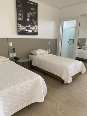 Desk, laptop workspace, free WiFi, bed sheets - Hotel Primavera (Bom Despacho)