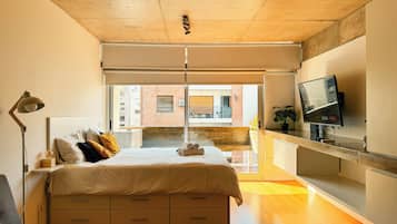 Deluxe Studio, Balcony, City View | Premium bedding, down comforters, pillowtop beds, individually decorated