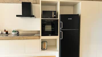 Refrigerador con freezer, microondas, horno, placa de cocina