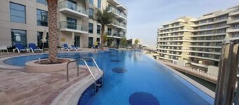 1 bedrm 5m Ferrari world; private access on canal