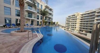 1 bedrm 5m Ferrari world; private access on canal