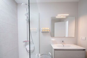 Dusche, Haartrockner, Handtücher, Seife
