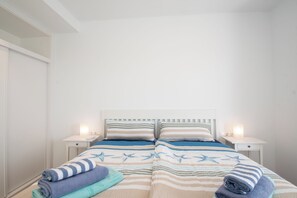 3 habitaciones, tabla de planchar con plancha, wifi y ropa de cama 