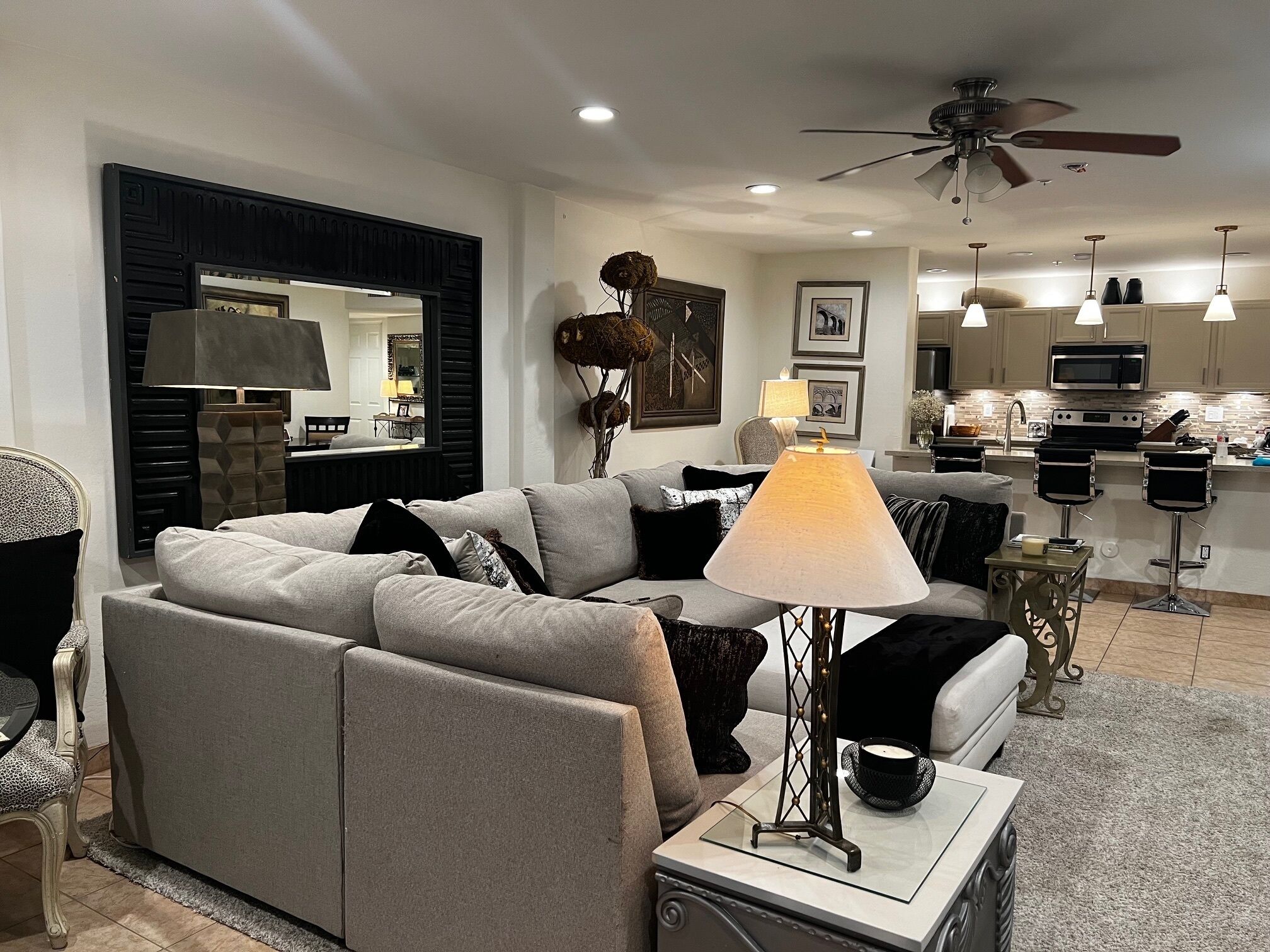 Smart-TV, DVD-Player, Bücher, Musikbibliothek