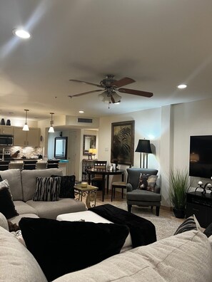 Smart-TV, DVD-Player, Bücher, Musikbibliothek