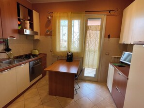 Coffee/tea maker, fridge, microwave, oven